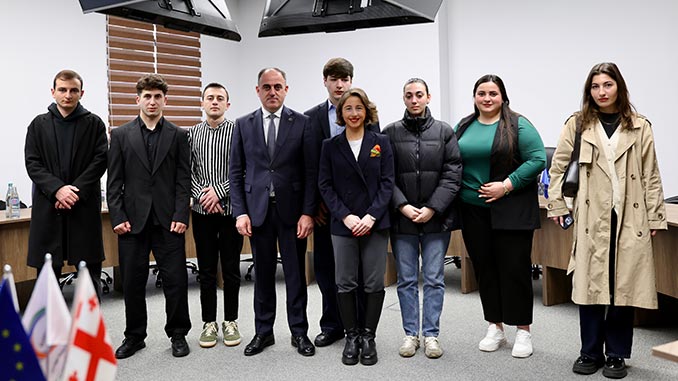 სემეკი, სტუდენტები